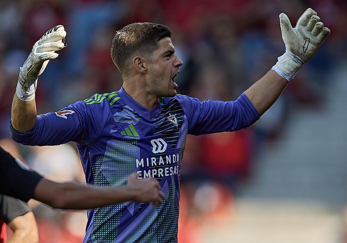 Raúl Fernández celebra una parada en Anduva.