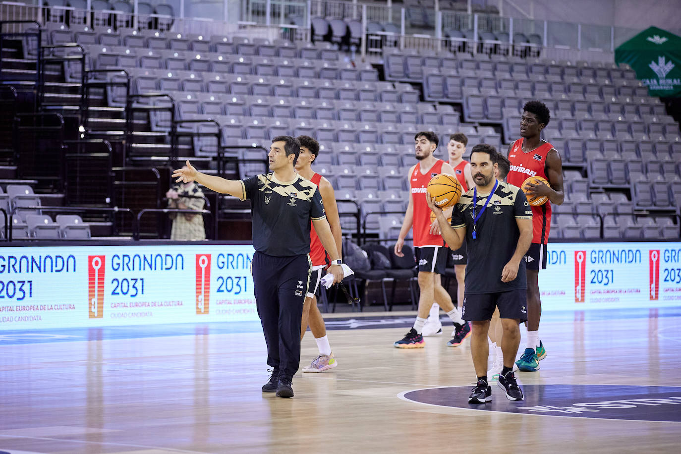 Pablo Pin da instrucciones en el Palacio junto a 'Zamo' Fernández.