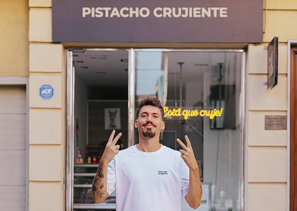 Imagen secundaria 1 - Los cruasanes de pistacho «muy rellenos» que arrasan en Granada