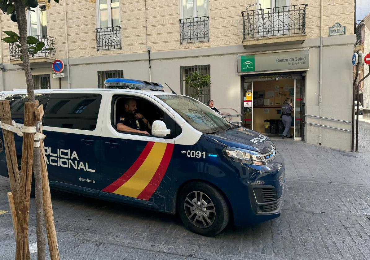 Policía Nacional en su actuación en el centro de salud Fortuny Velutti.