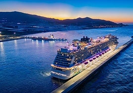Norwegian Getaway llegando al puerto de Motril esta mañana.