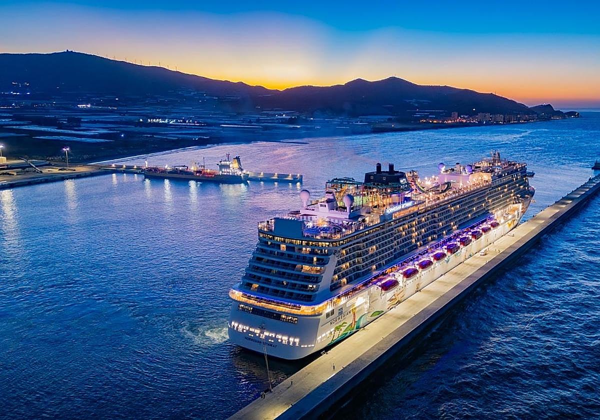 Norwegian Getaway llegando al puerto de Motril esta mañana.