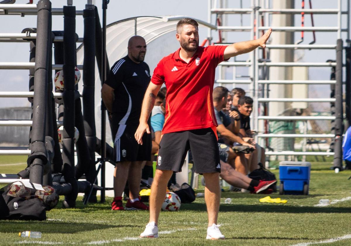 Jon Erice da indicaciones a sus jugadores durante el último partido del Recreativo.