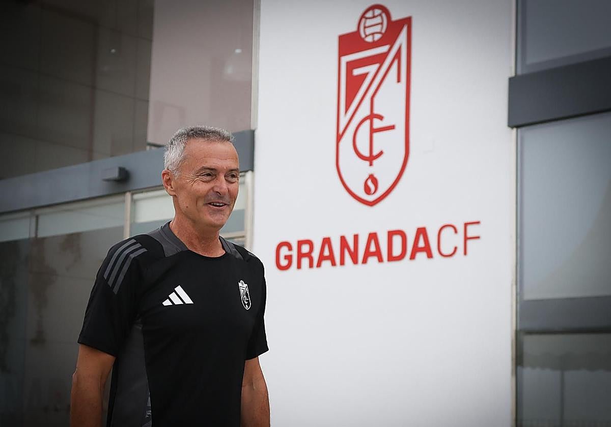 Fran Escribá salta sonriente a un entrenamiento con el Granada.