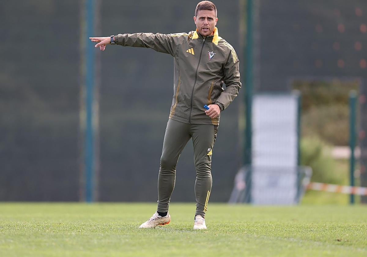 Alessio Lisci da indicaciones durante un entrenamiento de esta semana.