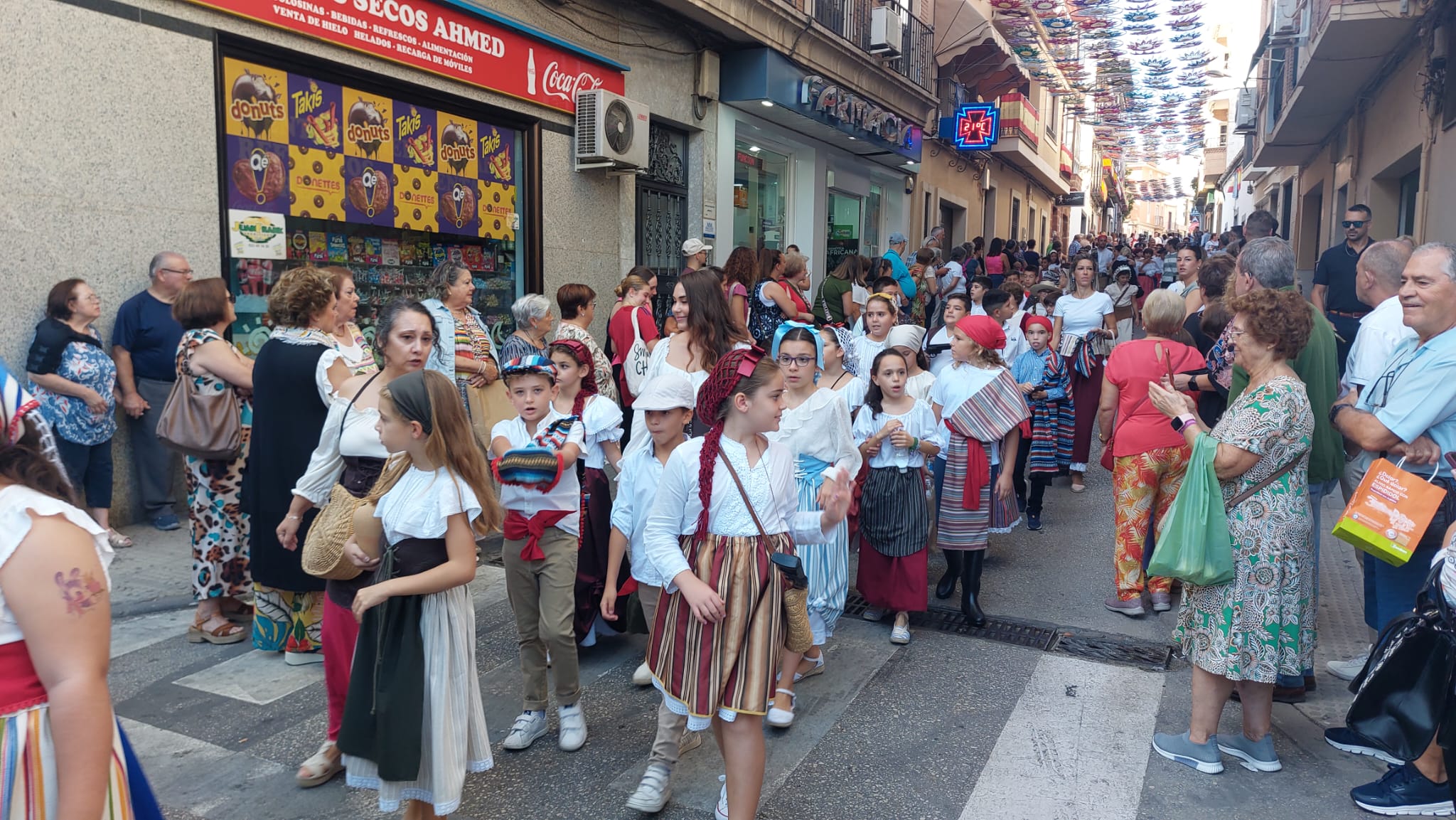 Desfile de escolares por las calles de Bailén.