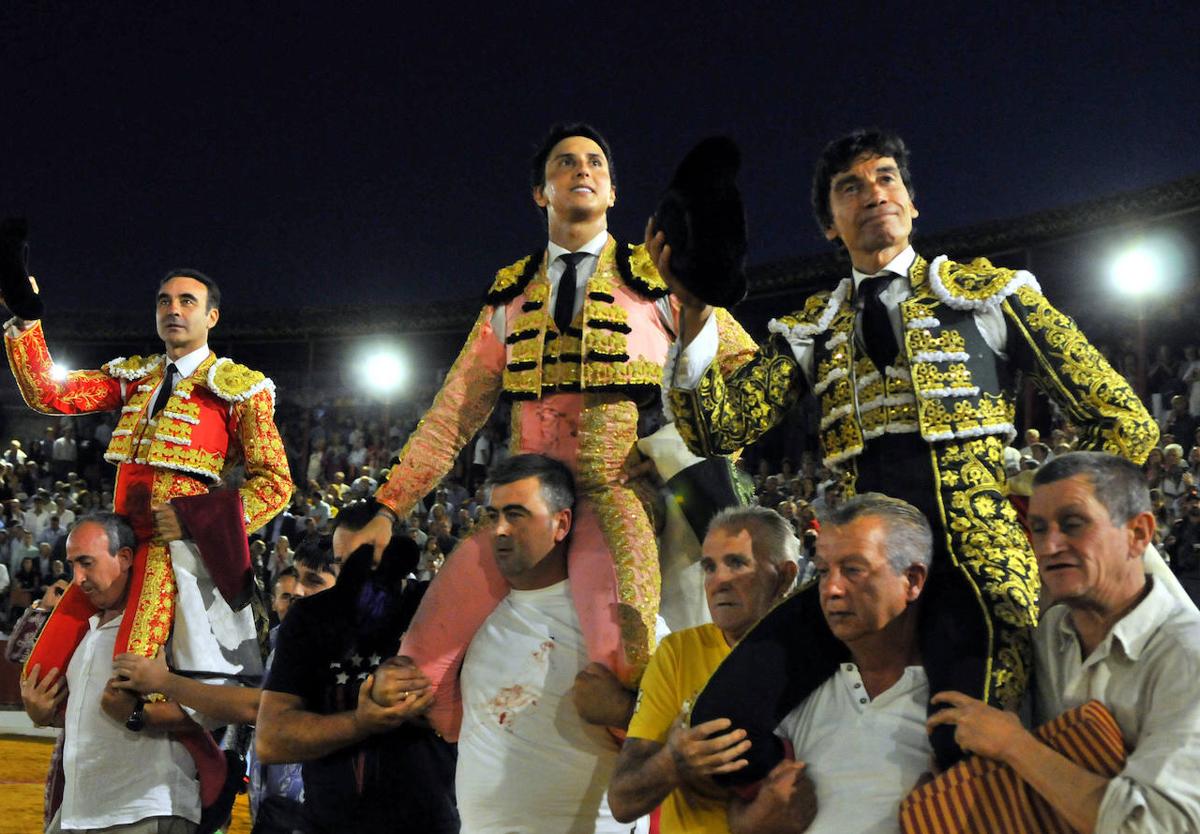 Los tres toreros salen a hombros del coso de la ciudad de Úbeda.