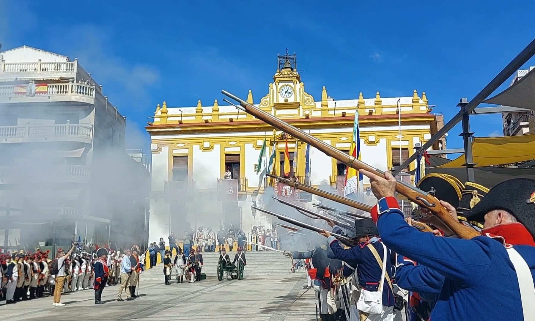 Disparos de las tropas de recreación en la plaza del Ayuntamiento y ante representantes del Consistorio.