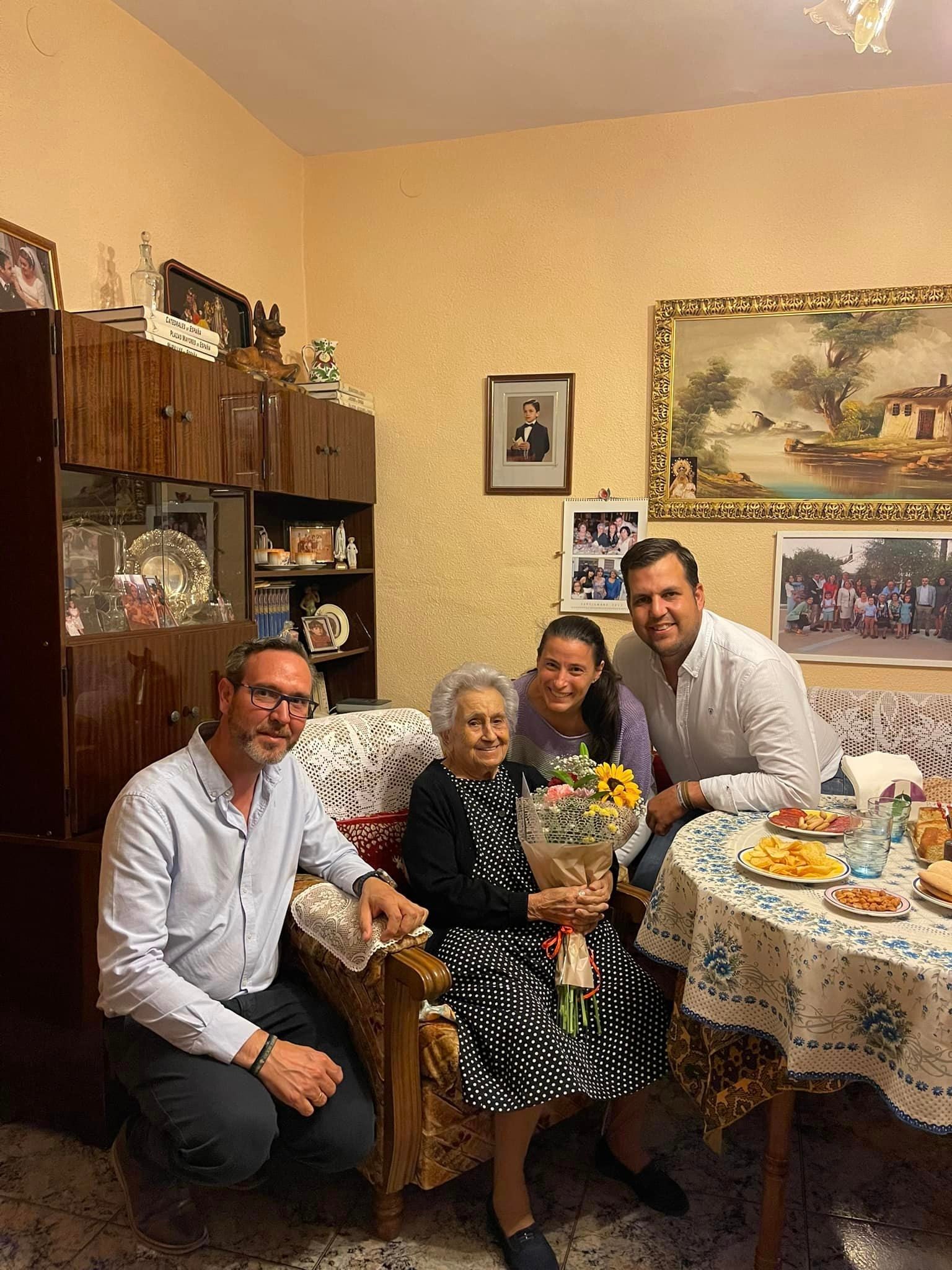 Juana, de 102 años, recibe la visita de representantes municipales.