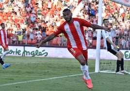 Luis Suárez celebra el primer gol del equipo rojiblanco