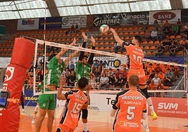 Rubén López supera el bloqueo que le plantea Jorge Fernández.