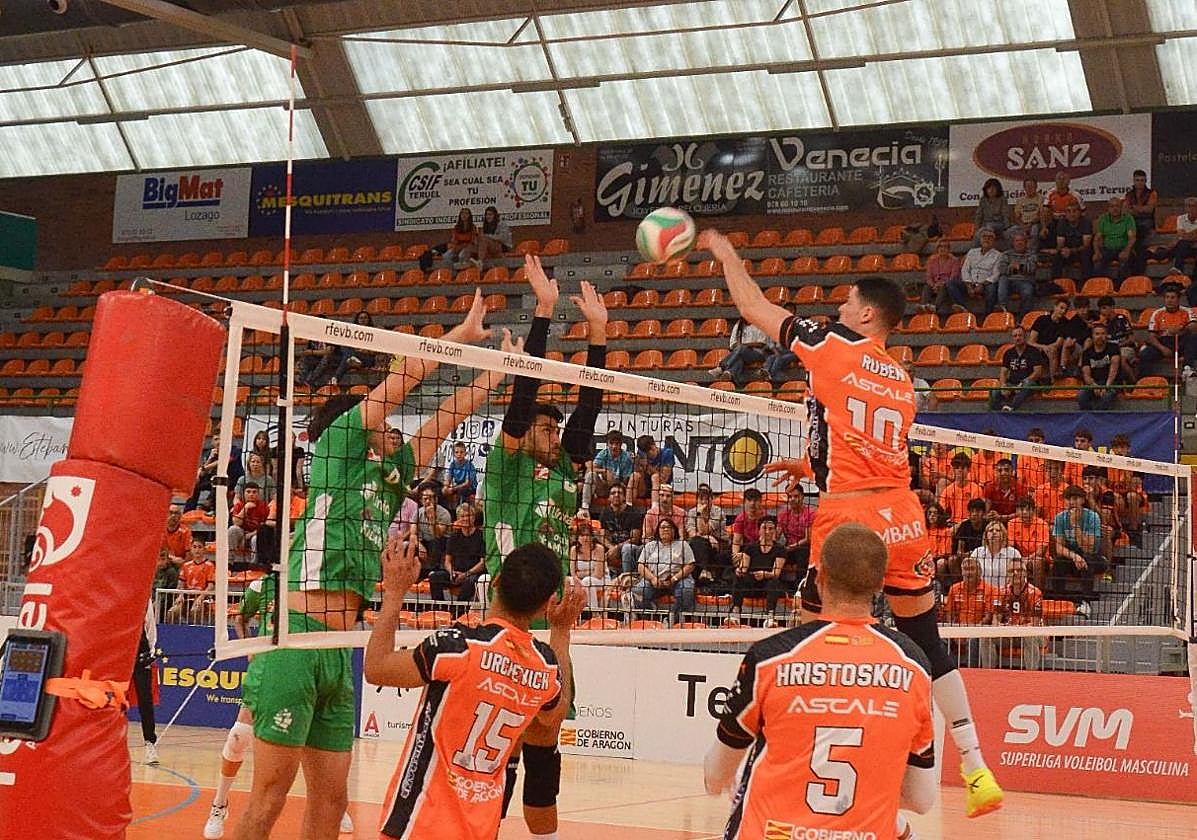 Rubén López supera el bloqueo que le plantea Jorge Fernández.