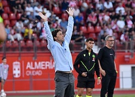 Rubi dirigiendo al Almería contra el Burgos
