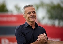 Fran Escribá saluda a Alessio Lisci antes del partido en Anduva.