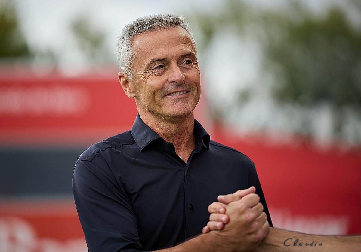 Fran Escribá saluda a Alessio Lisci antes del partido en Anduva.