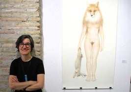 La artista Lola Moral con uno de sus dibujos, titulado 'Ni zorra ni coneja'.