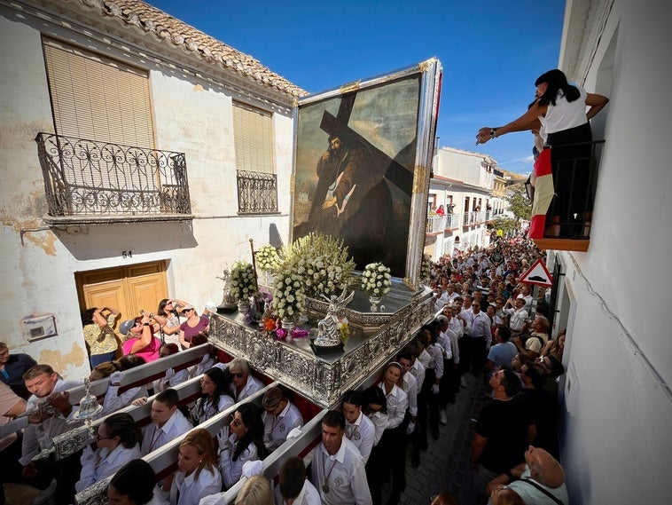 Un momento de la procesión del Cristo del Paño por las calles de Moclín.