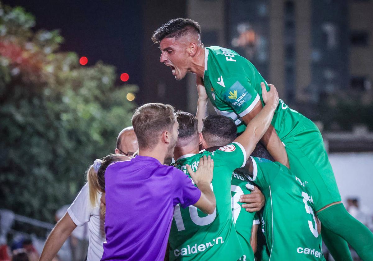 Los jugadores del conjunto jienense celebran uno de los tantos.