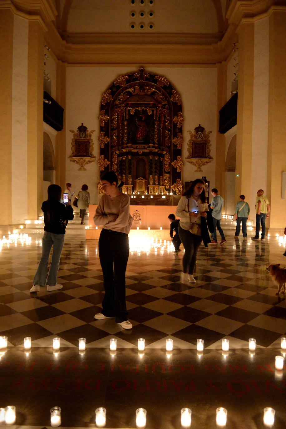 La belleza monumental de Guadix en la noche de las velas