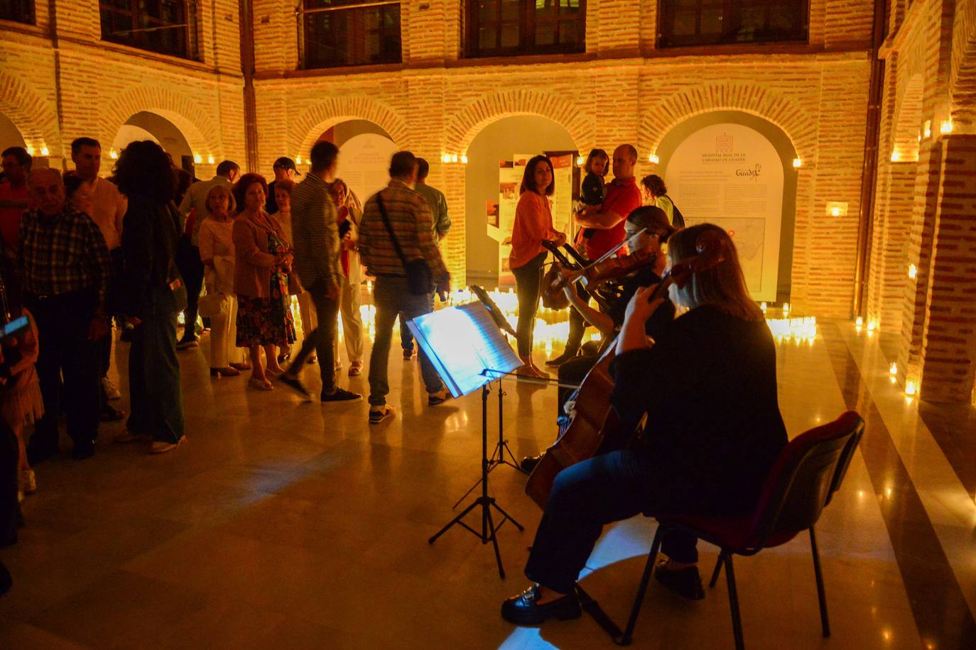 La belleza monumental de Guadix en la noche de las velas