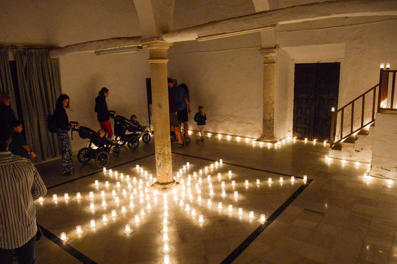 La belleza monumental de Guadix en la noche de las velas