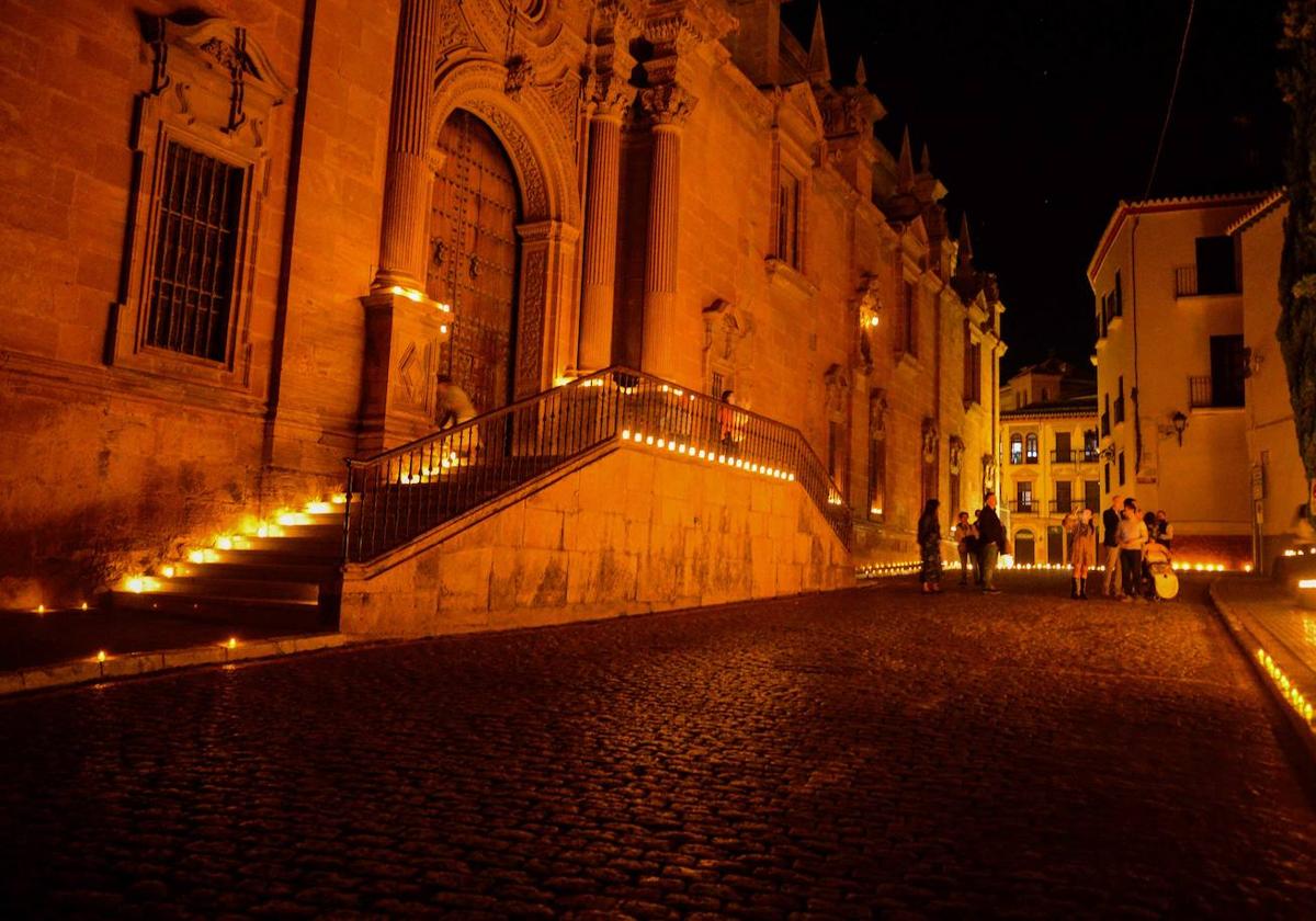 La belleza monumental de Guadix en la noche de las velas