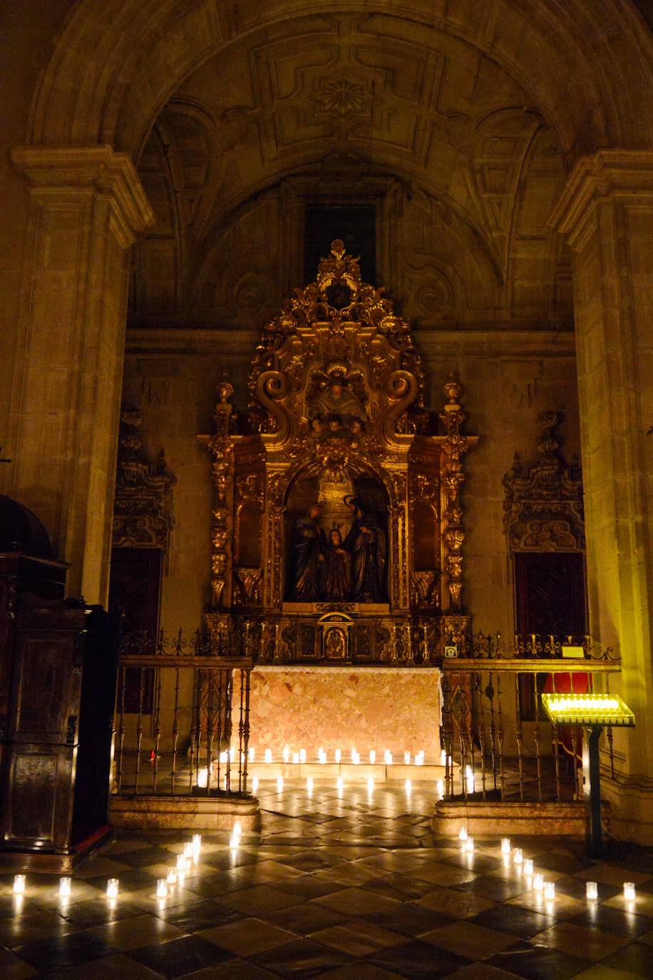 La belleza monumental de Guadix en la noche de las velas