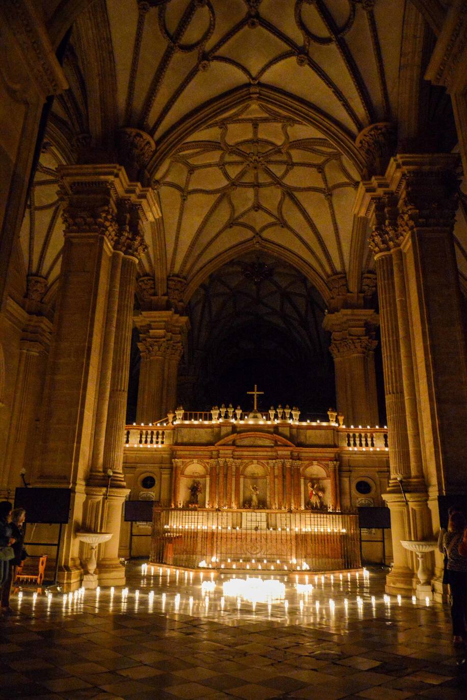 La belleza monumental de Guadix en la noche de las velas