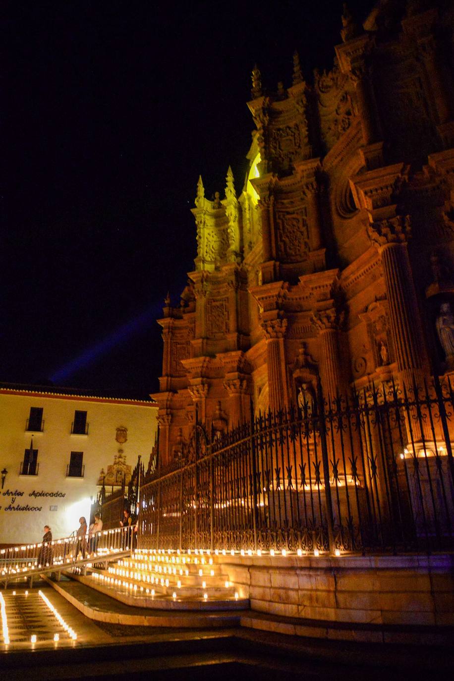 La belleza monumental de Guadix en la noche de las velas