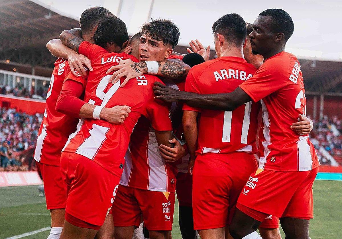 Celebración entre los futbolistas del Almería.
