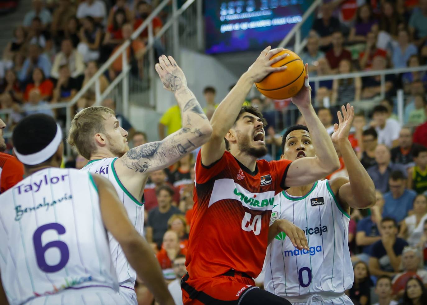 Edgar Vicedo entra a canasta entre Balcerowski y Tyson Pérez en el derbi andaluz de la jornada de la Liga Endesa, en la reapertura del Palacio de los Deportes.