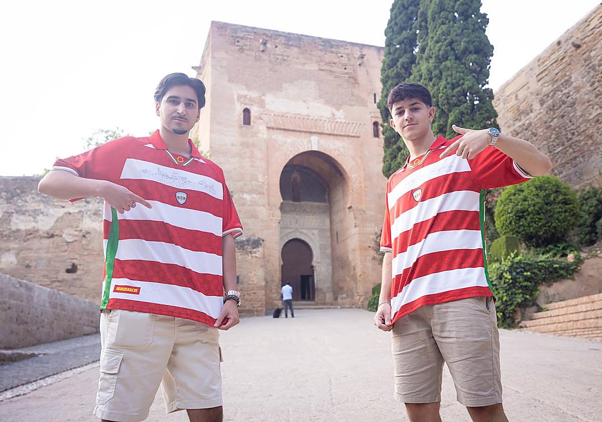 Javier Ramírez y Alejandro Fuensalida posan para IDEAL para IDEAL con la camiseta de Sabika Club en la Puerta de la Justicia.