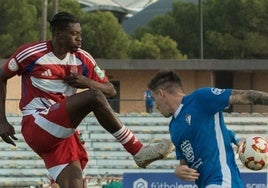 Oscar Naasei despeja un balón ante un delantero rival.