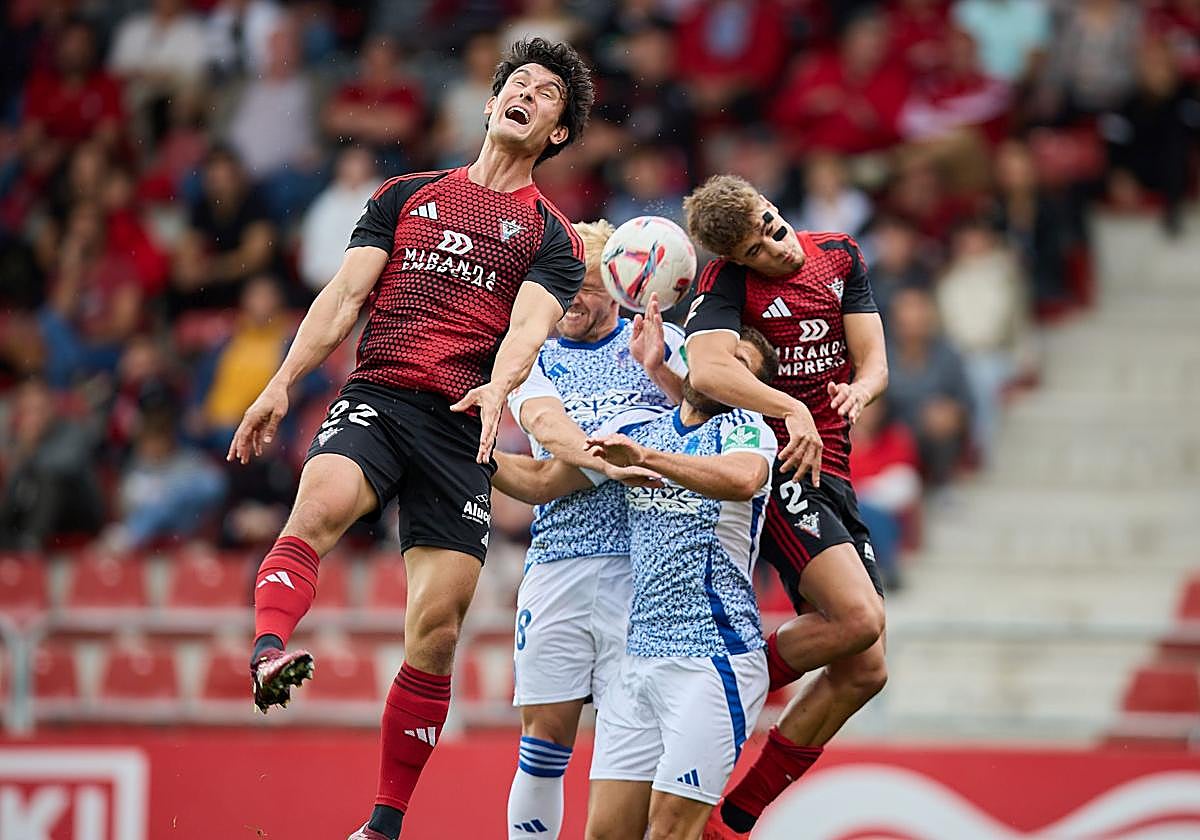 Balón aéreo dividido durante el partido en Anduva.