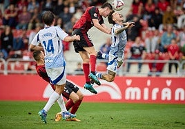 Ricard es objeto de falta en el partido.