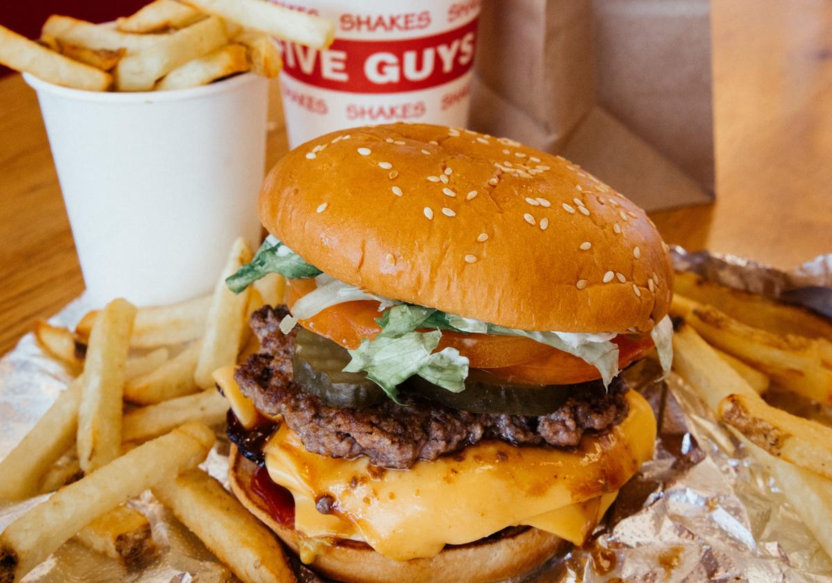 Imagen principal - Ya hay fecha para la apertura de Five Guys en el centro de Granada: así va a ser el gran restaurante