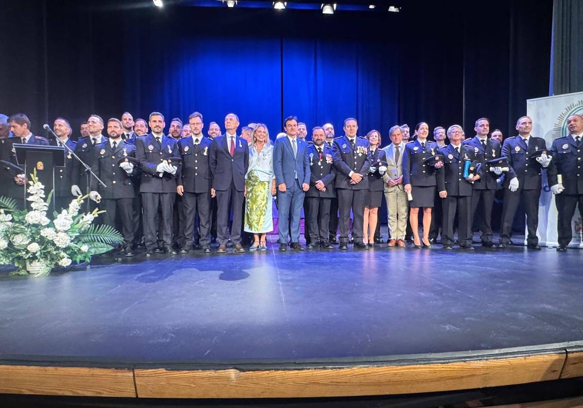 Foto de familia en el homenaje a la Policía Local.