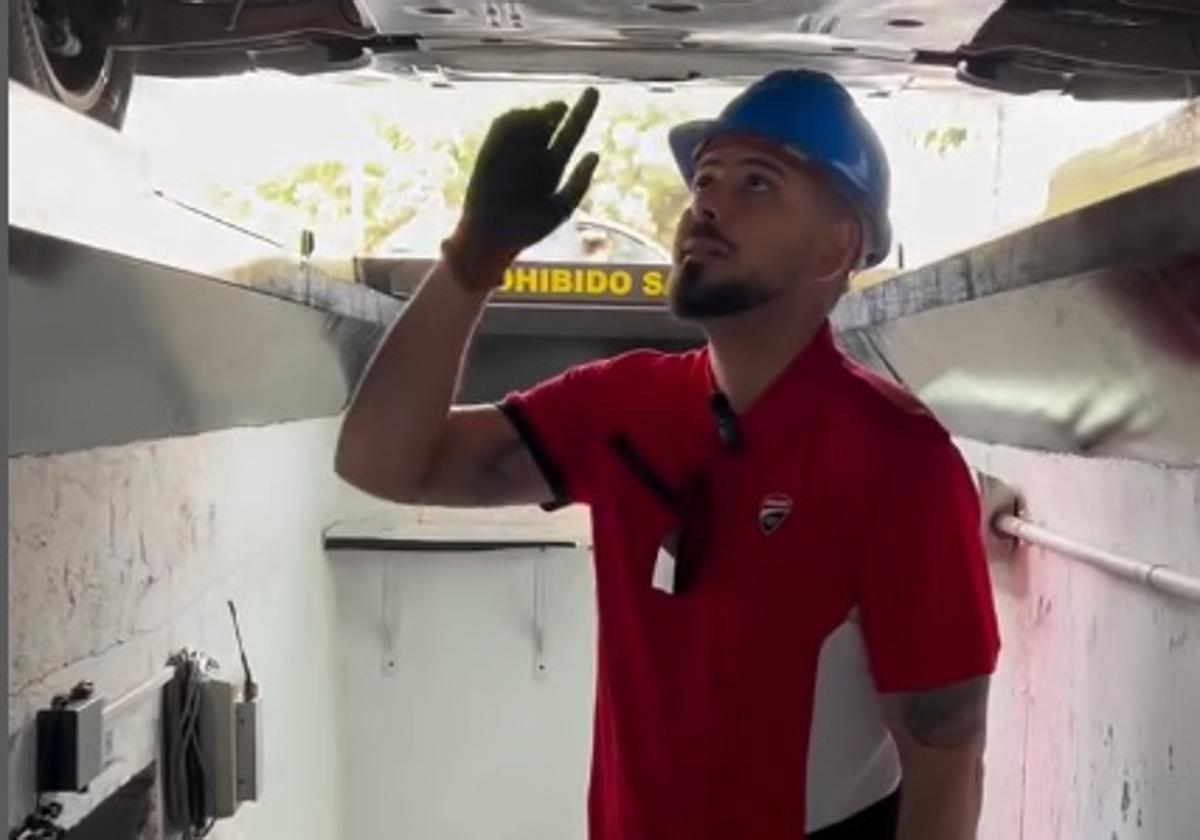 Pedro Bastida, mecánico de la ITV, señala el coche que no se compraría ni regalado.