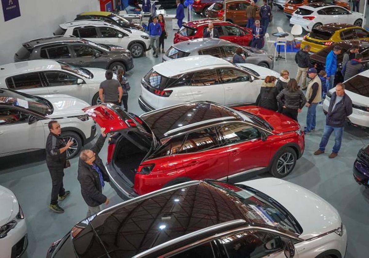 Vehículos de ocasión expuestos en una feria de motor.