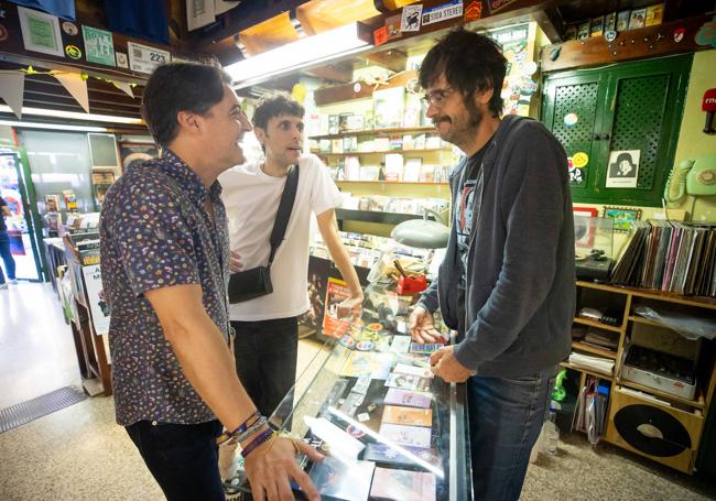 Cristóbal, charlando con Cristalino y Gonzalo, ambos participantes de 'Segundo Premio'.