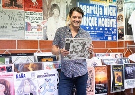 Cristóbal García, con un disco de Teenage Fanclub, en Discos Bora Bora.