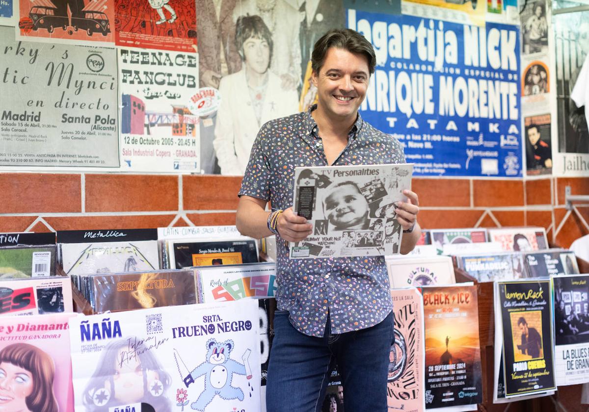 Cristóbal García, con un disco de Teenage Fanclub, en Discos Bora Bora.