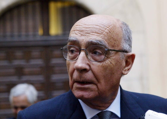 En 2001 tuvo tan alta distinción José Saramago, que ingresó en la UGR siendo Nobel de Literatura.