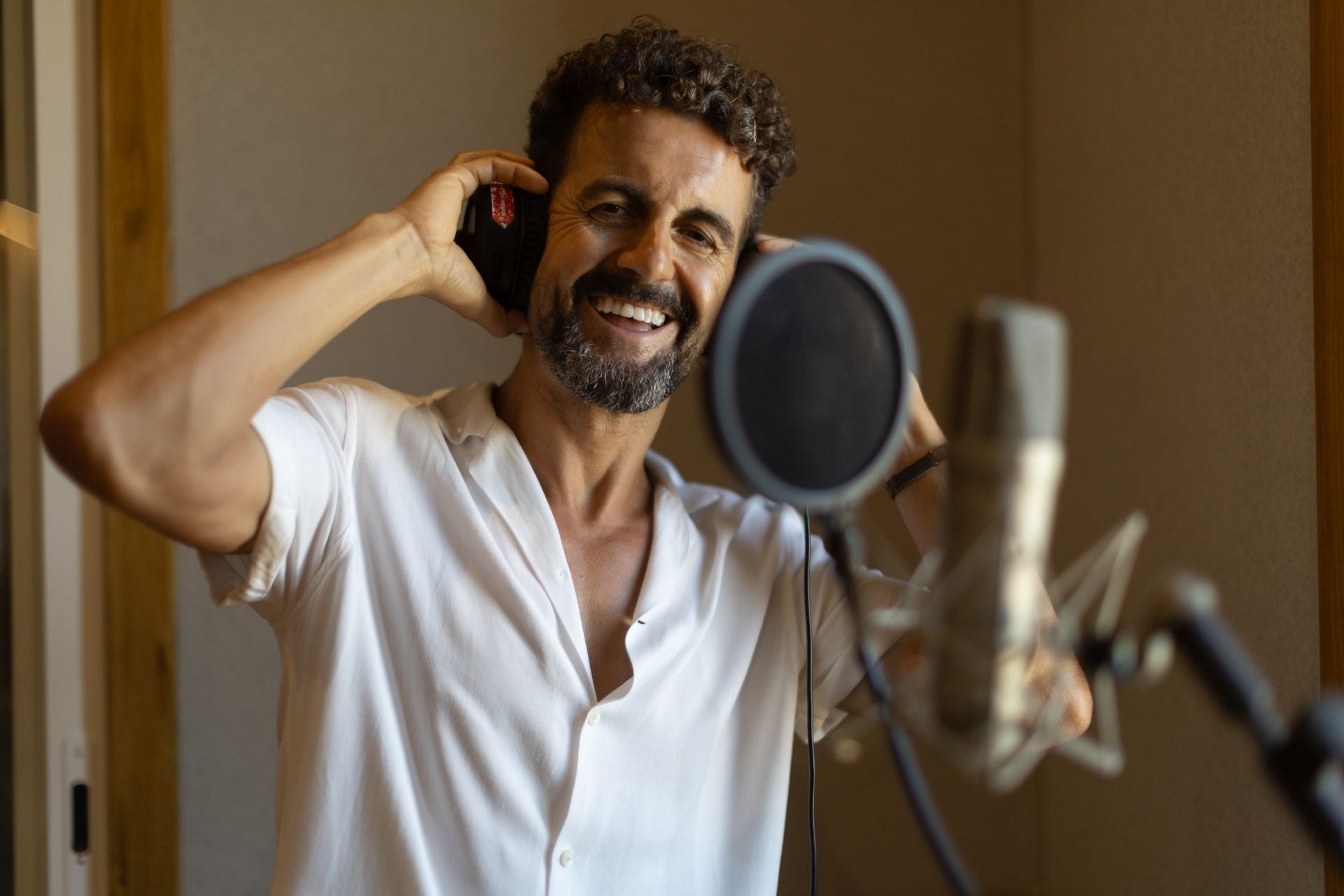 Antonio Arco posa en el estudio del productor Carlos Díaz.