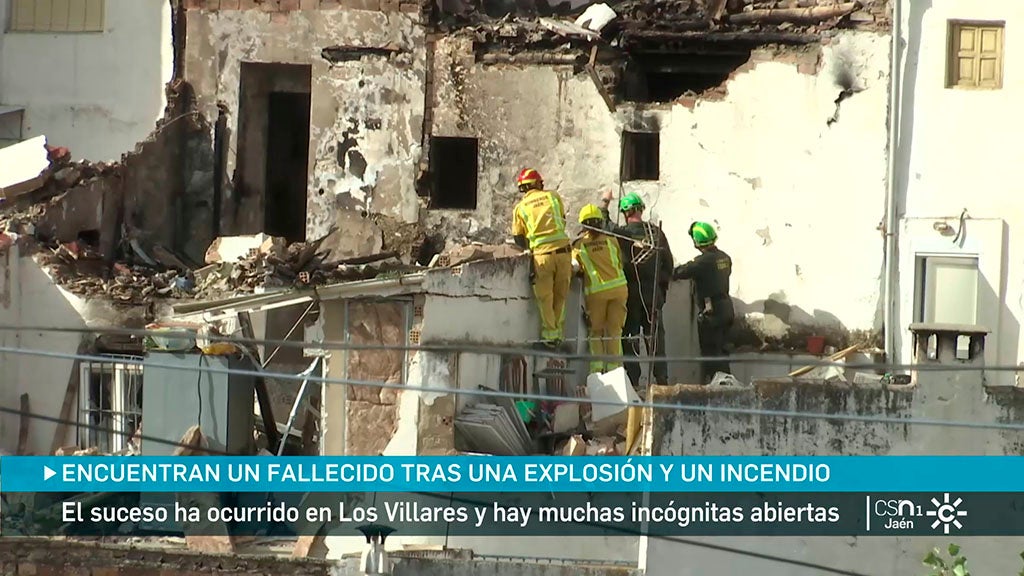 Bomberos y agentes de la Guardia Civil, en la casa incendiada.