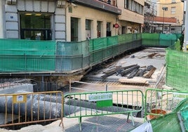 Actuales obras en el lateral del 'parking' de la plaza de la Constitución.