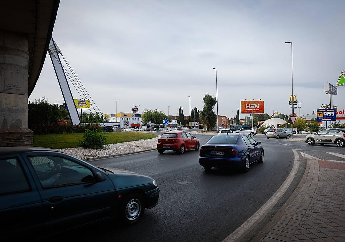 Coches en la rotonda de acceso a Armilla.
