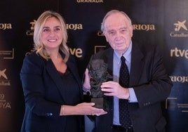 La alcaldesa de Granada, Marifrán Carazo, y el presidente de la Academia, Fernando Méndez-Leite, con un Goya en el Cuarto Real de Santo Domingo.