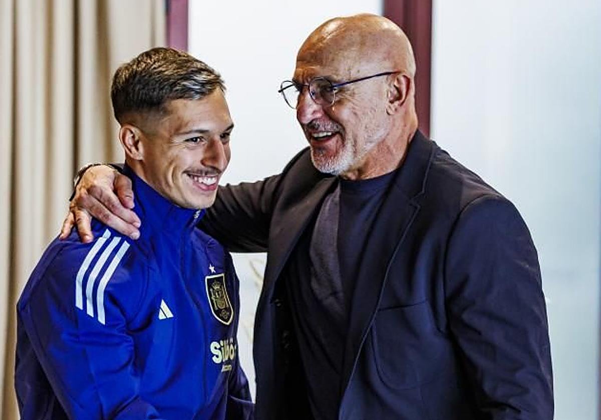 Bryan Zaragoza recibe el abrazo de Luis de la Fuente al sumarse a la concentración.