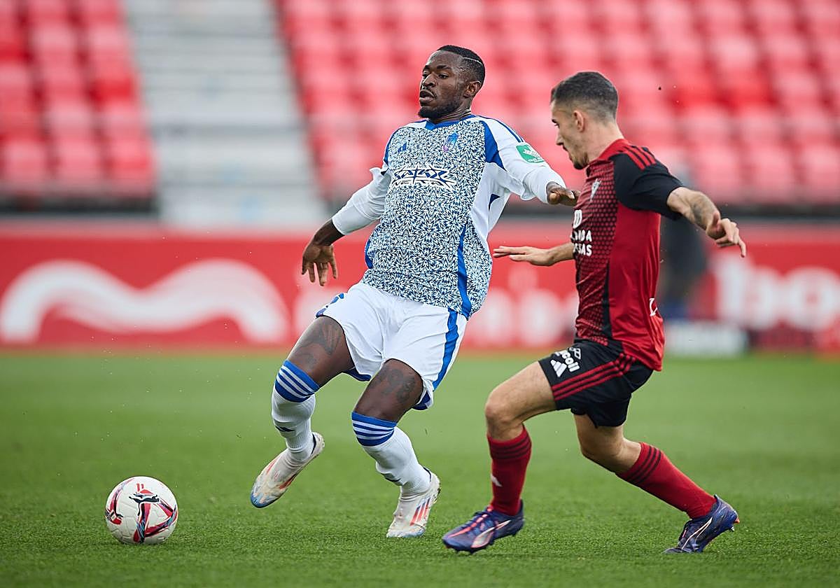 Martin Hongla acude a un balón dividido con un futbolista del Mirandés en Anduva.